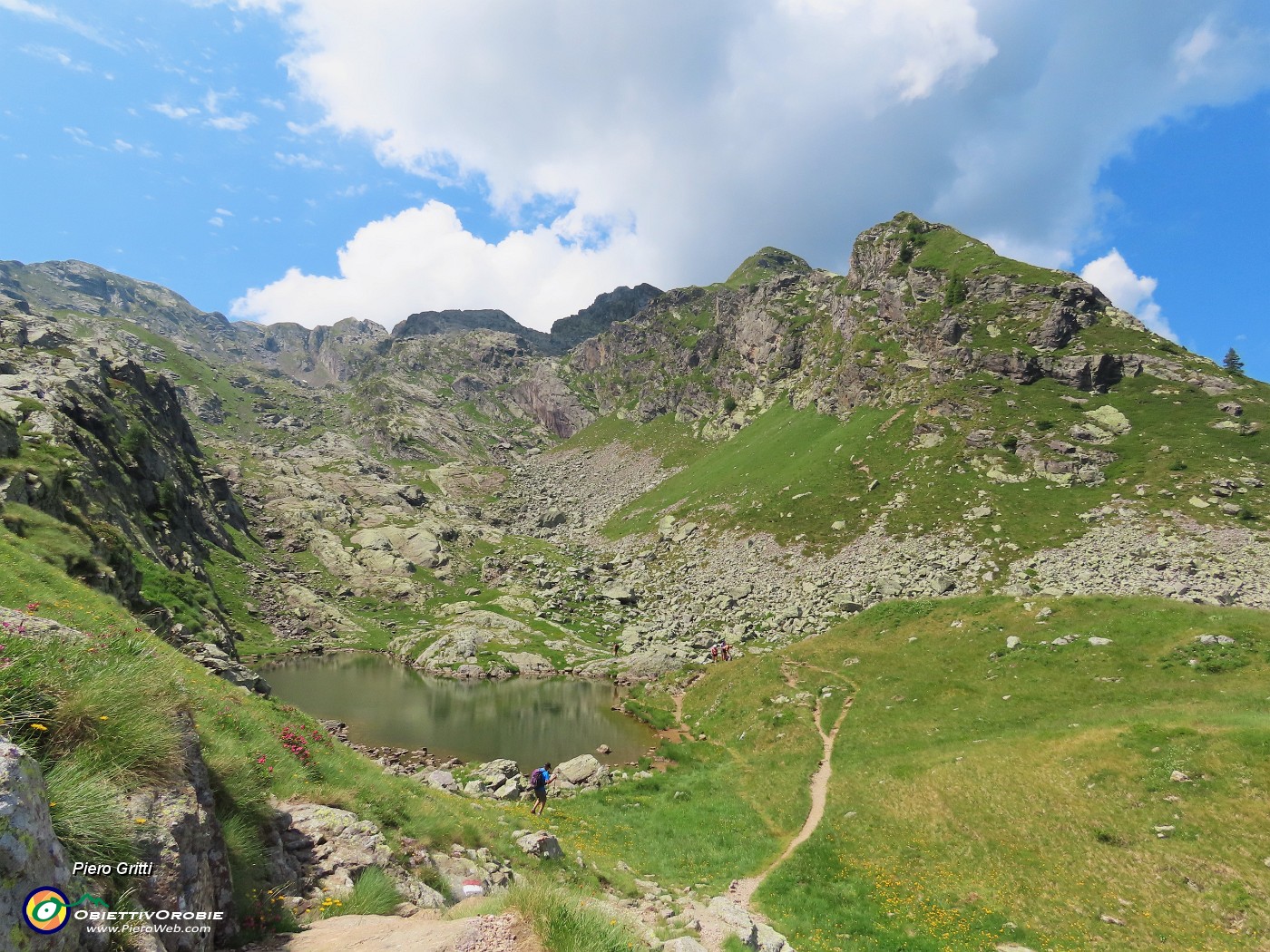 53 Dal Passo (2026 m) scendiamo al Lago di Verrobbio (2010 m).JPG
